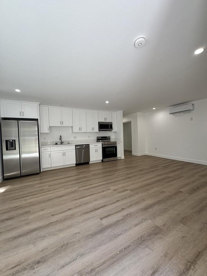 11810 Mayfield Ave - Photo 3 of 50