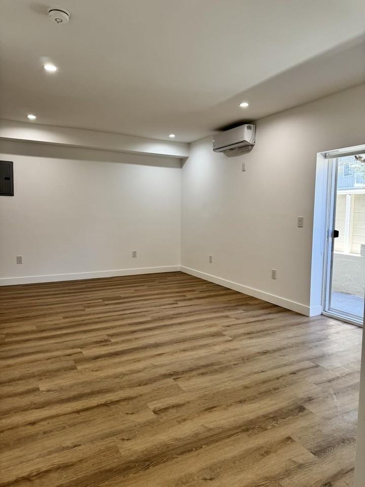 11810 Mayfield Ave - Photo 4 of 50