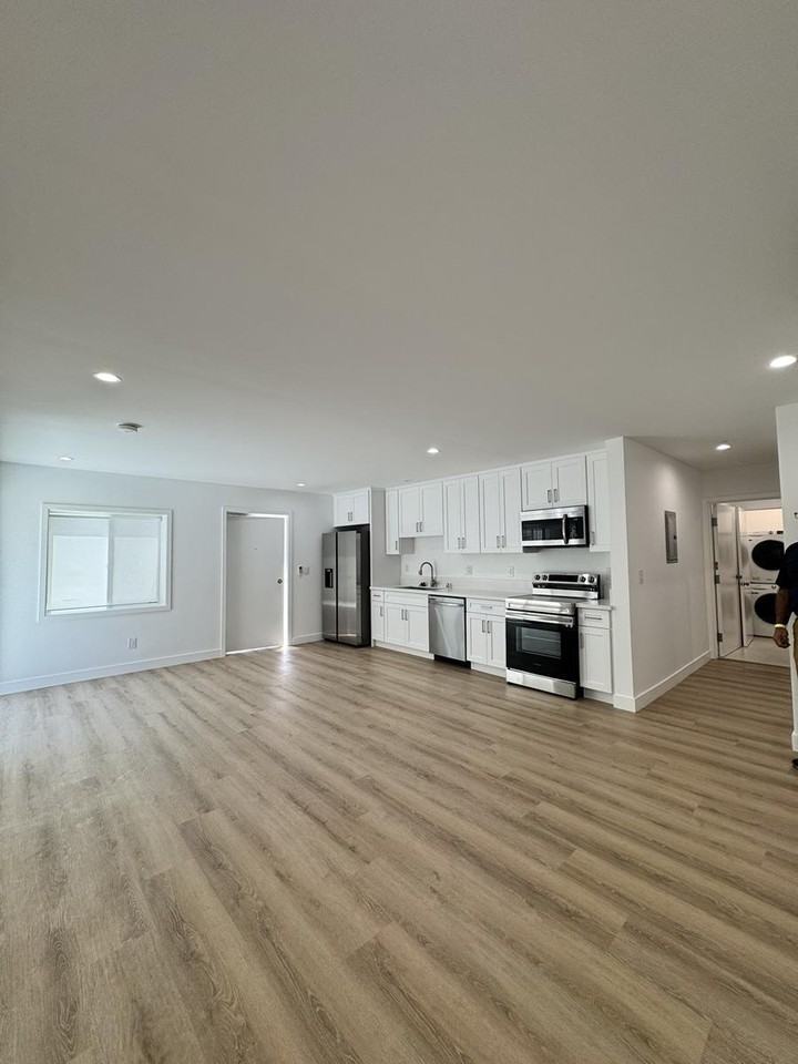 11810 Mayfield Ave - Photo 5 of 50