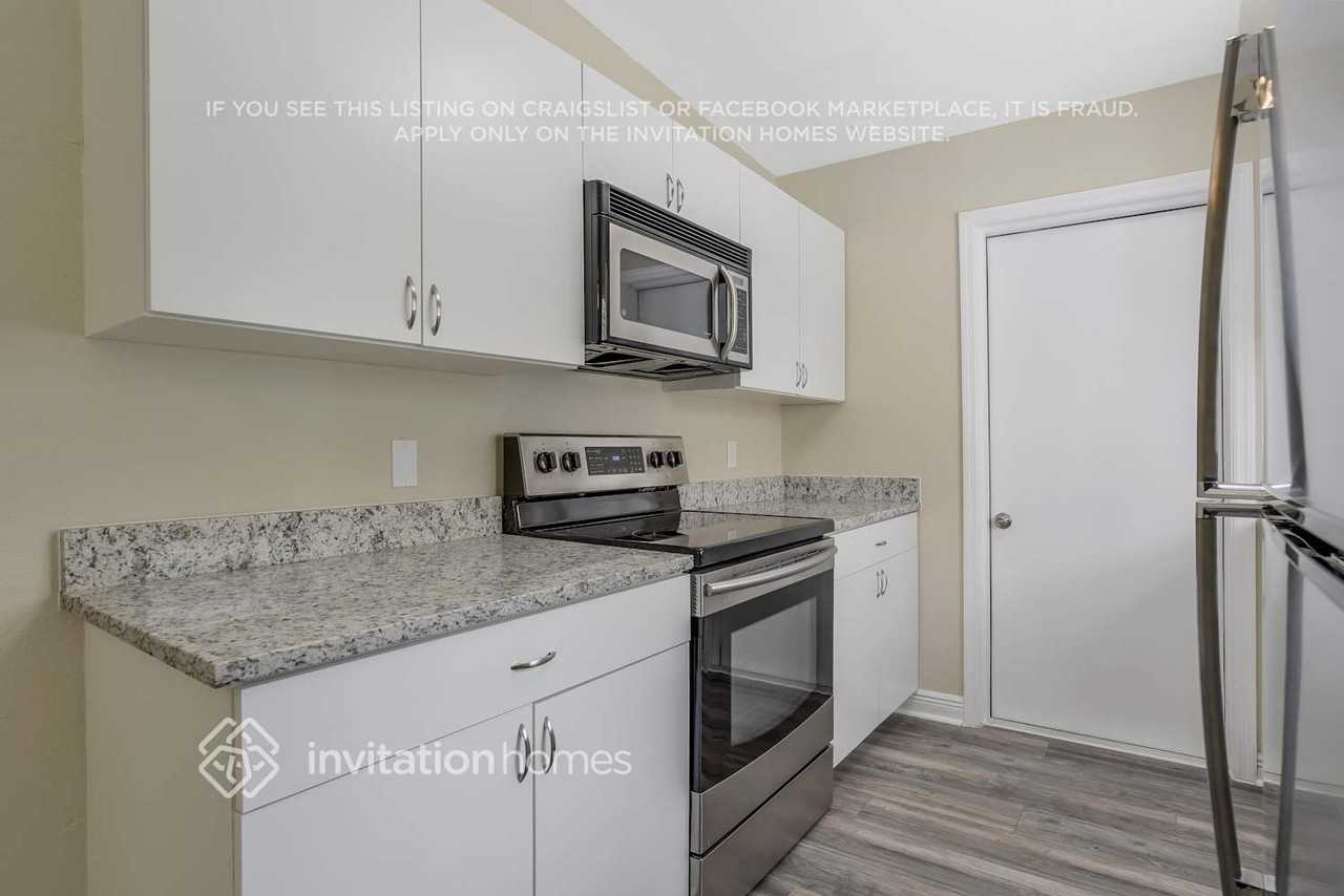 5218 Grandview Dr - Photo 3 of 13