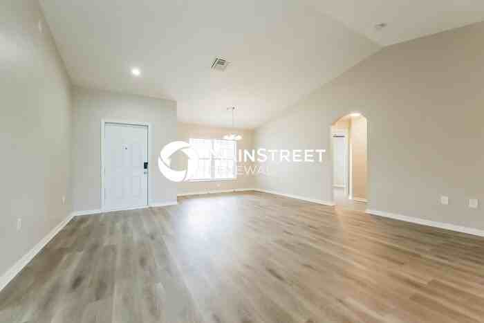 702 Yvonne Ave N - Photo 5 of 16