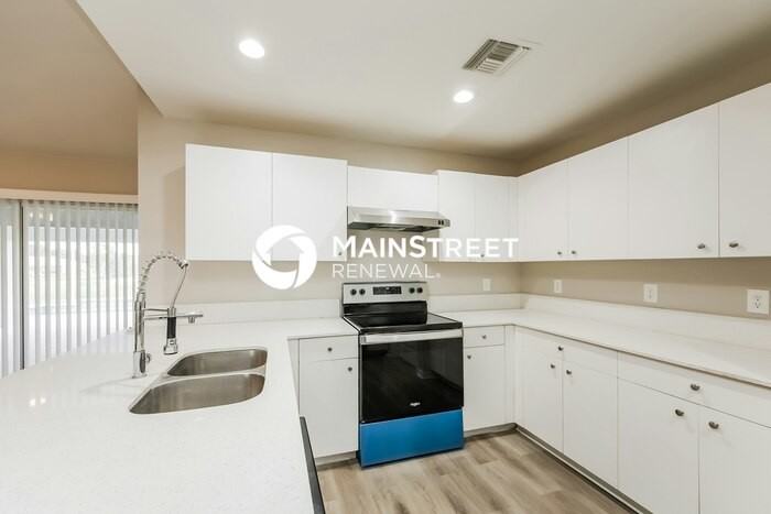 702 Yvonne Ave N - Photo 6 of 16