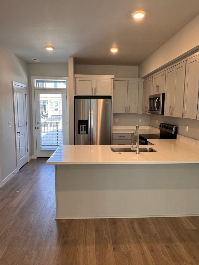 1437 N Steiwer Ln - Photo 3 of 16