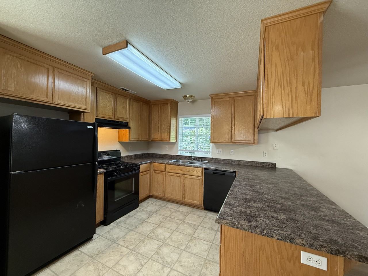 592 E 5th Ave #1 - Photo 4 of 16