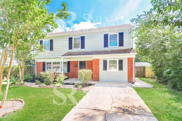 520 King George Rd - Photo 2 of 15