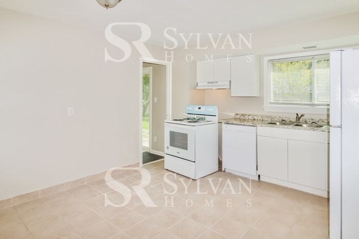 520 King George Rd - Photo 4 of 15