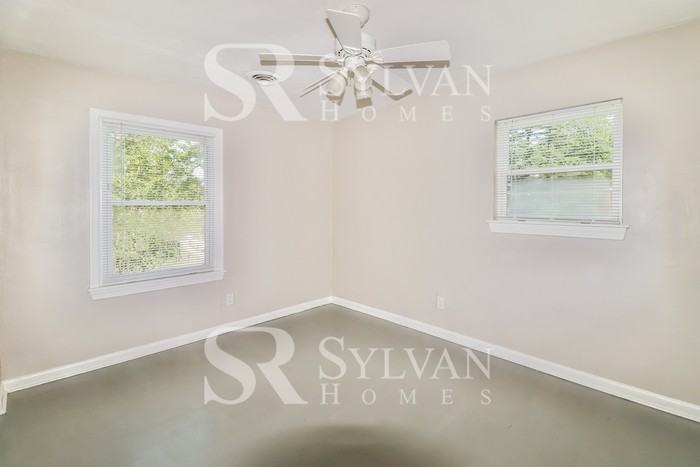 520 King George Rd - Photo 6 of 15