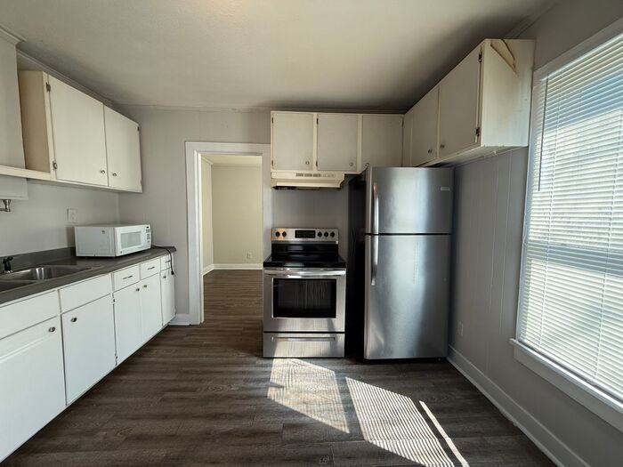 313 S Locust Ave #B - Photo 6 of 17