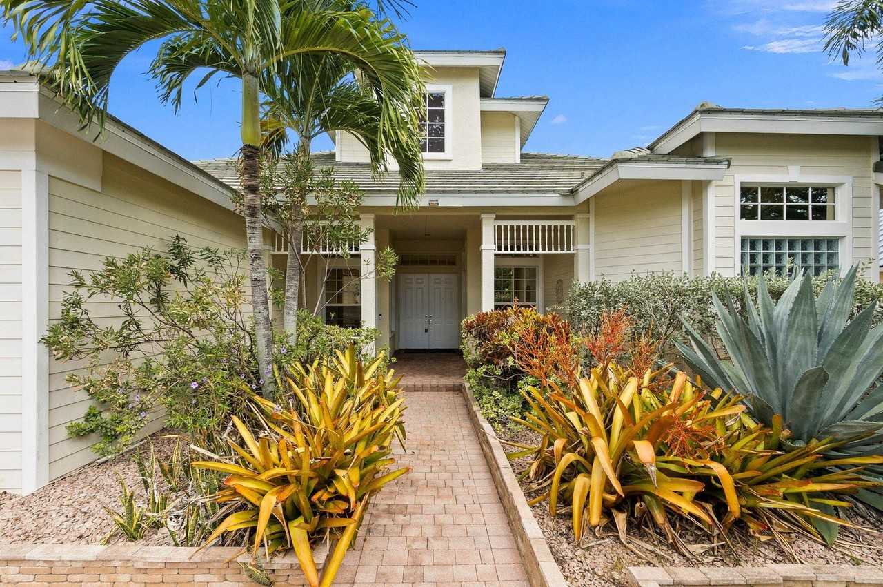 104 Nw Rockbridge Ct #NA - Photo 2 of 19