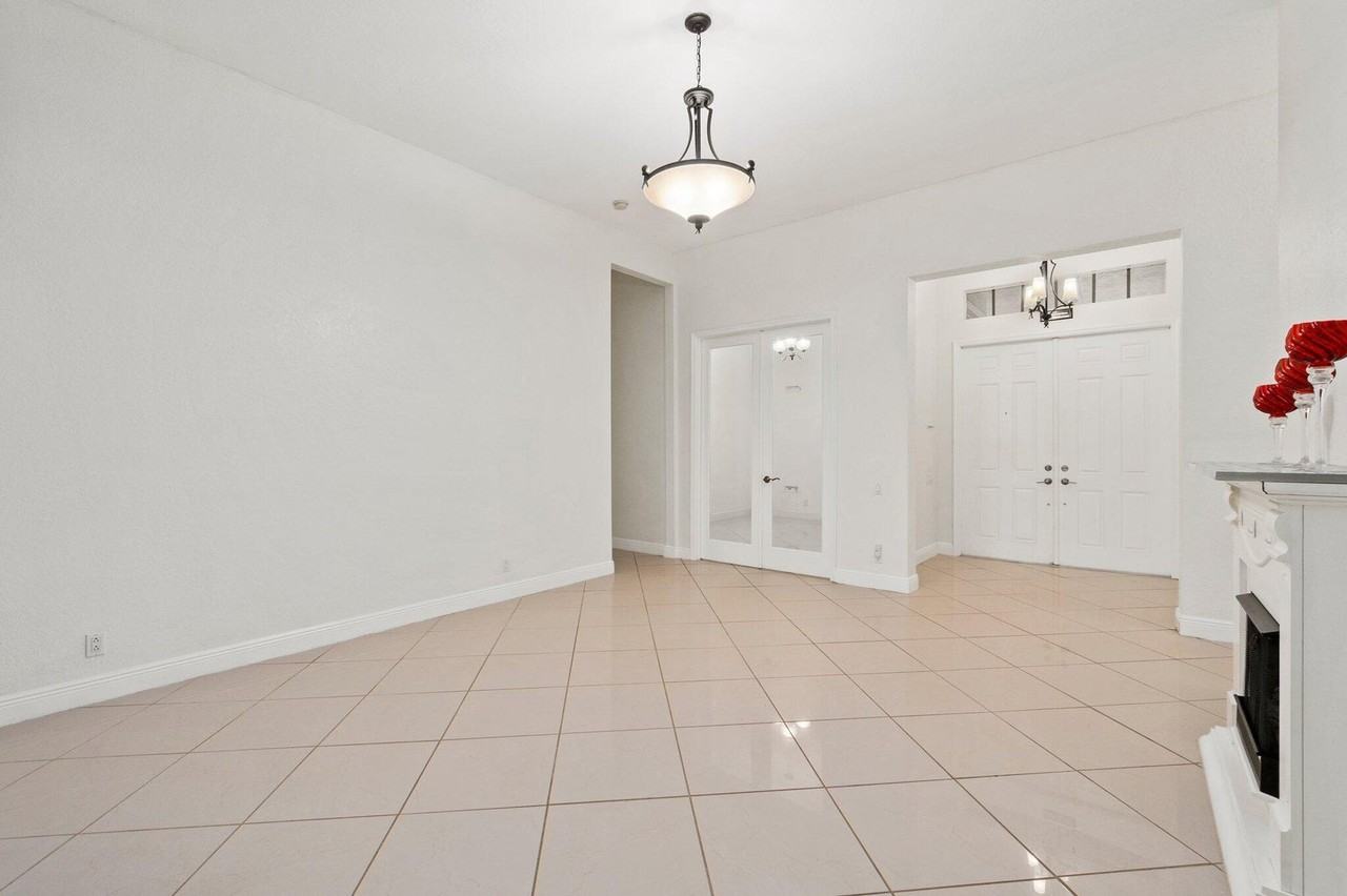 104 Nw Rockbridge Ct #NA - Photo 3 of 19