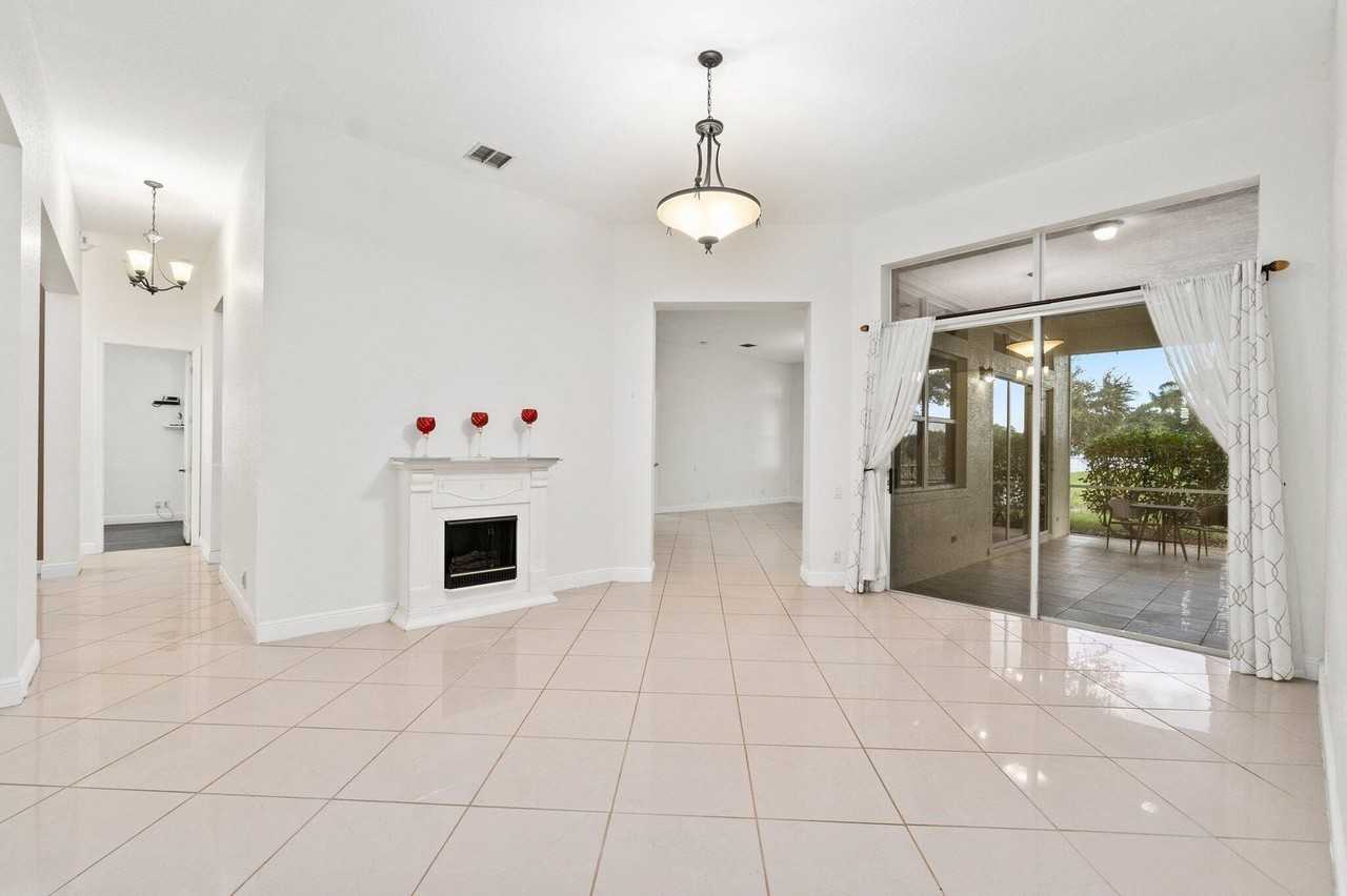 104 Nw Rockbridge Ct #NA - Photo 4 of 19