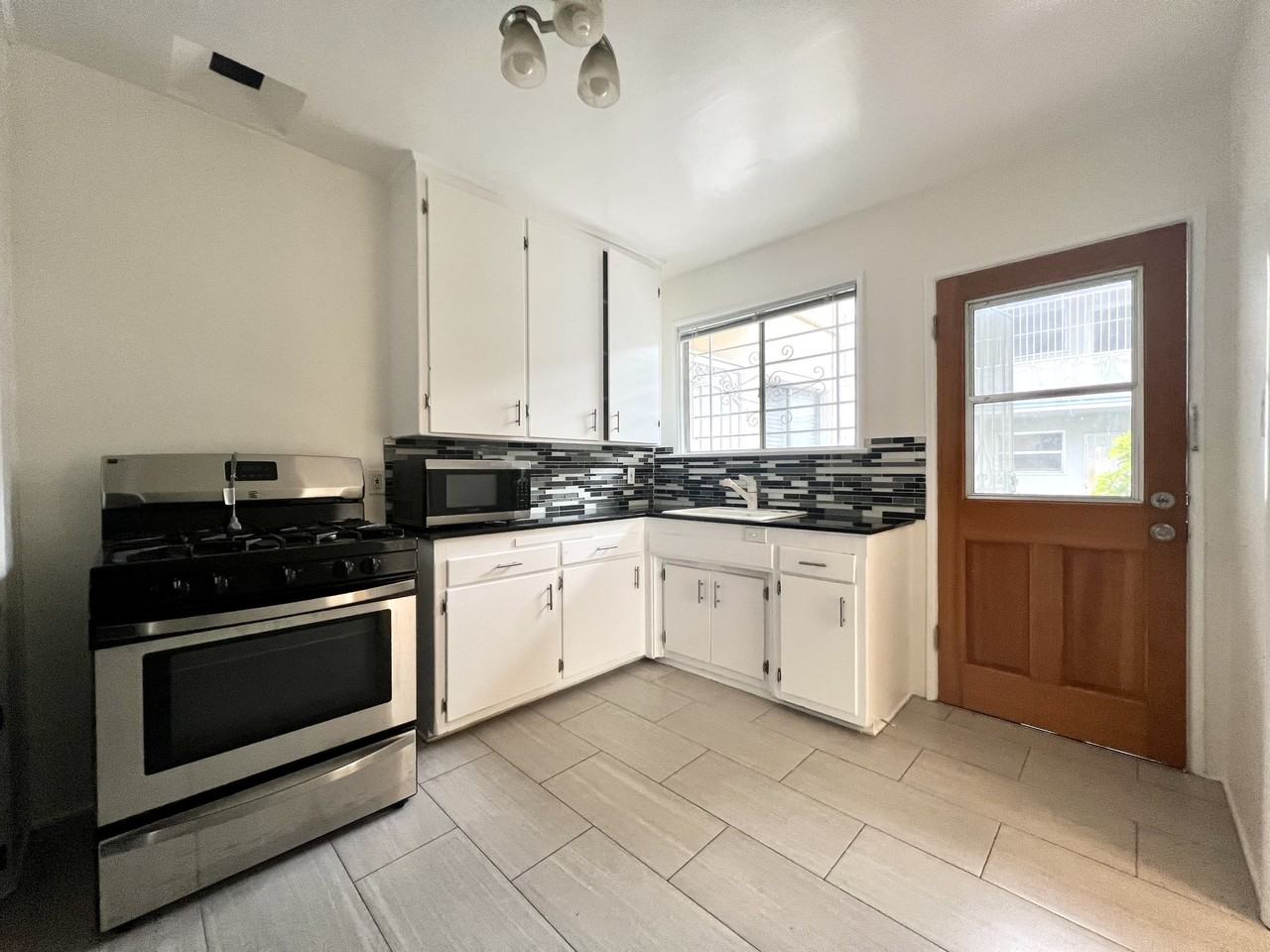 526 N Van Ness Ave #1 - Photo 5 of 11