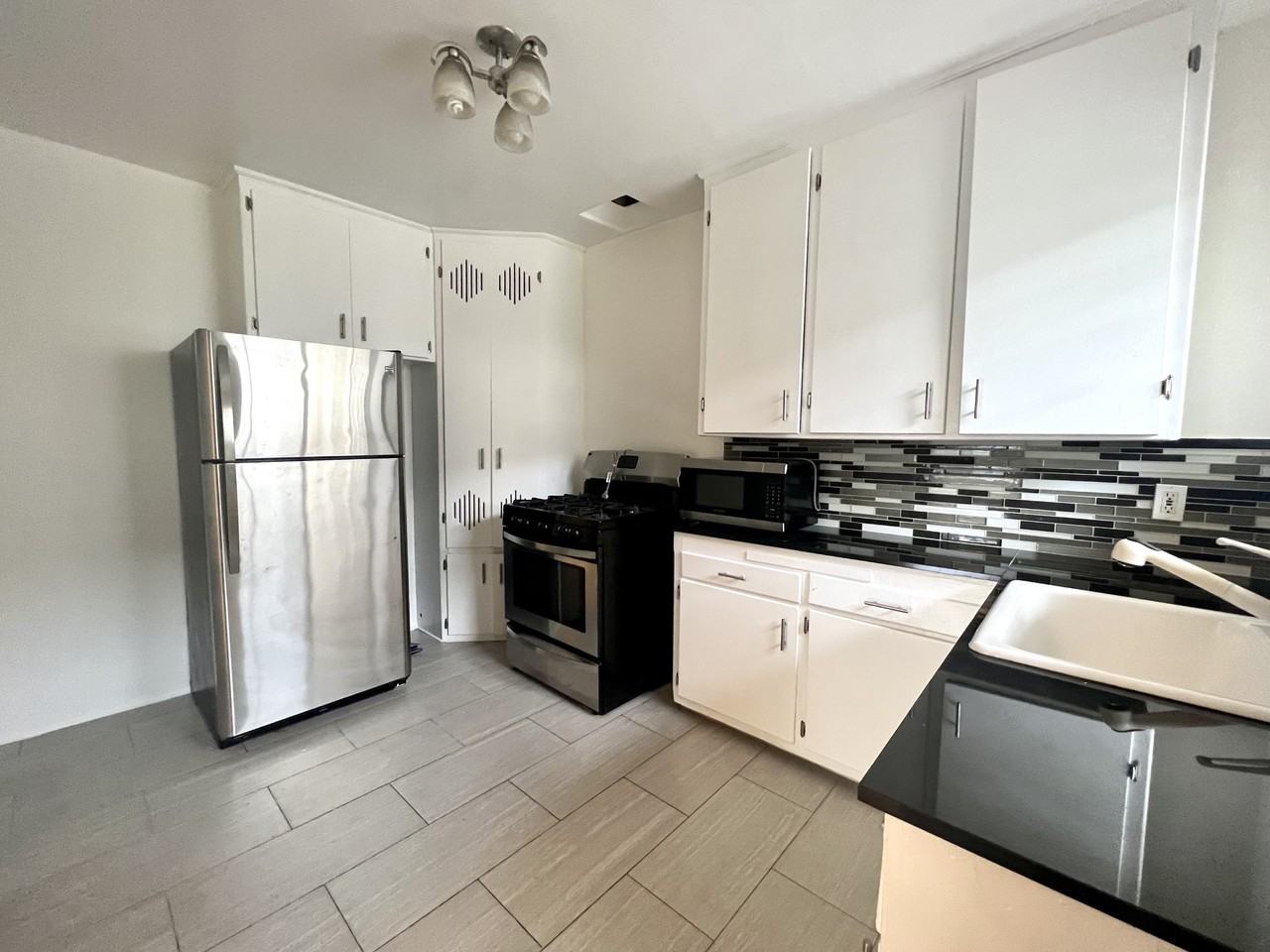 526 N Van Ness Ave #1 - Photo 6 of 11