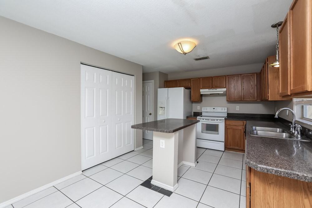 1018 Corkwood Dr - Photo 7 of 17