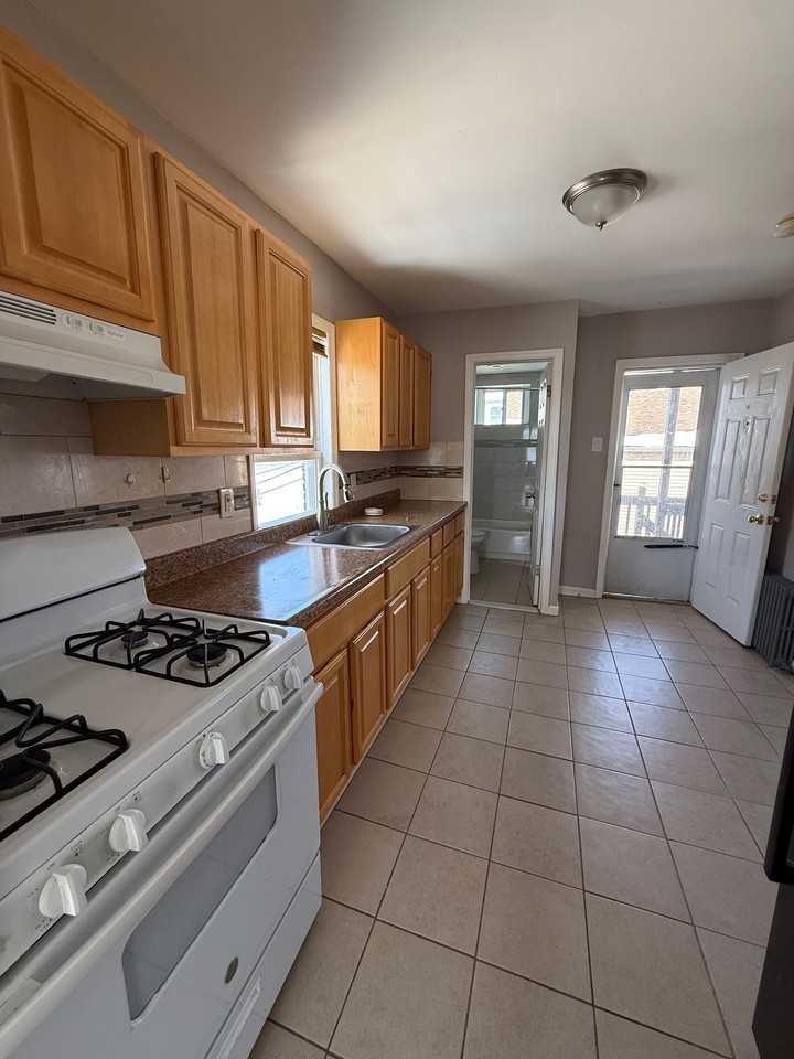 85 Warren St #2 - Photo 2 of 7