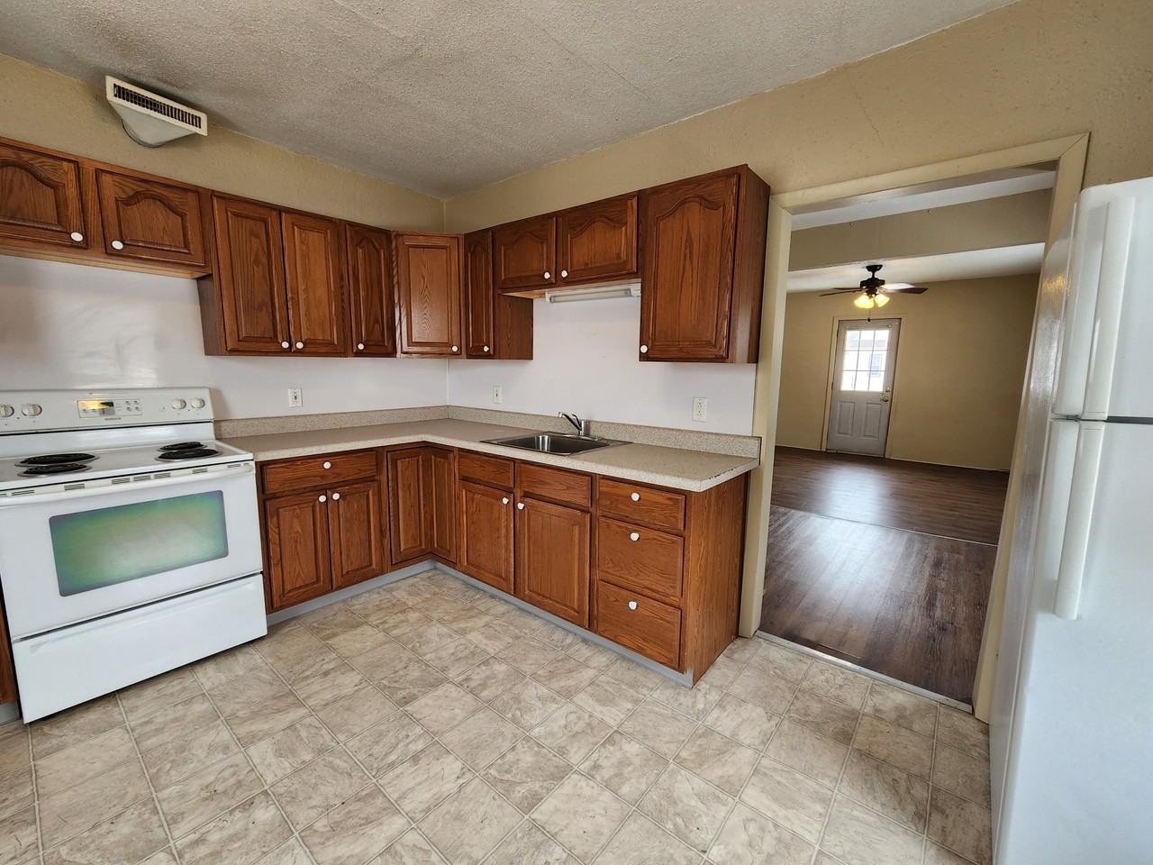 604 1/2 W Seerley Blvd #1 - Photo 2 of 23