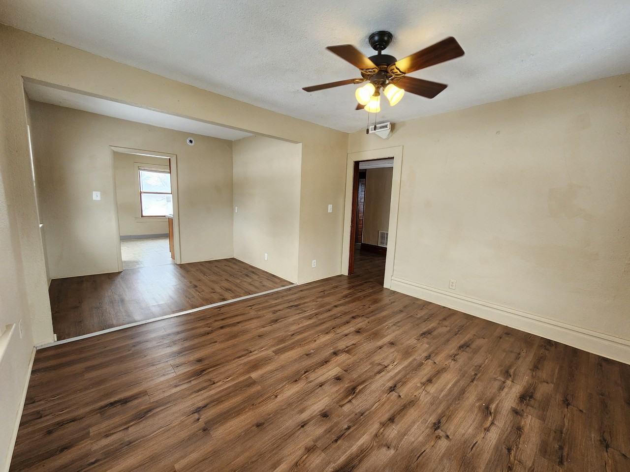 604 1/2 W Seerley Blvd #1 - Photo 4 of 23