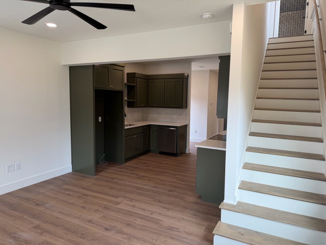 408 2nd Ave Se #1 - Photo 5 of 15