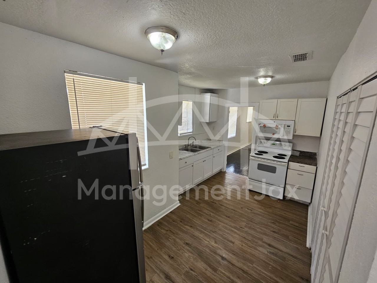 1664 W 15th St #1 - Photo 4 of 11