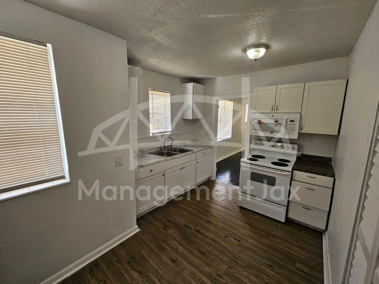 1664 W 15th St #1 - Photo 5 of 11