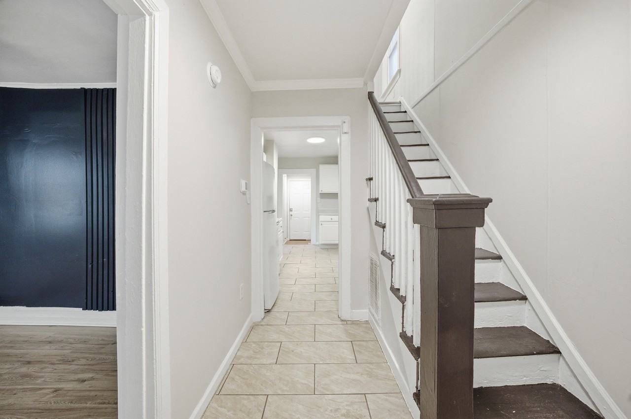 829 22nd St #1 - Photo 2 of 10