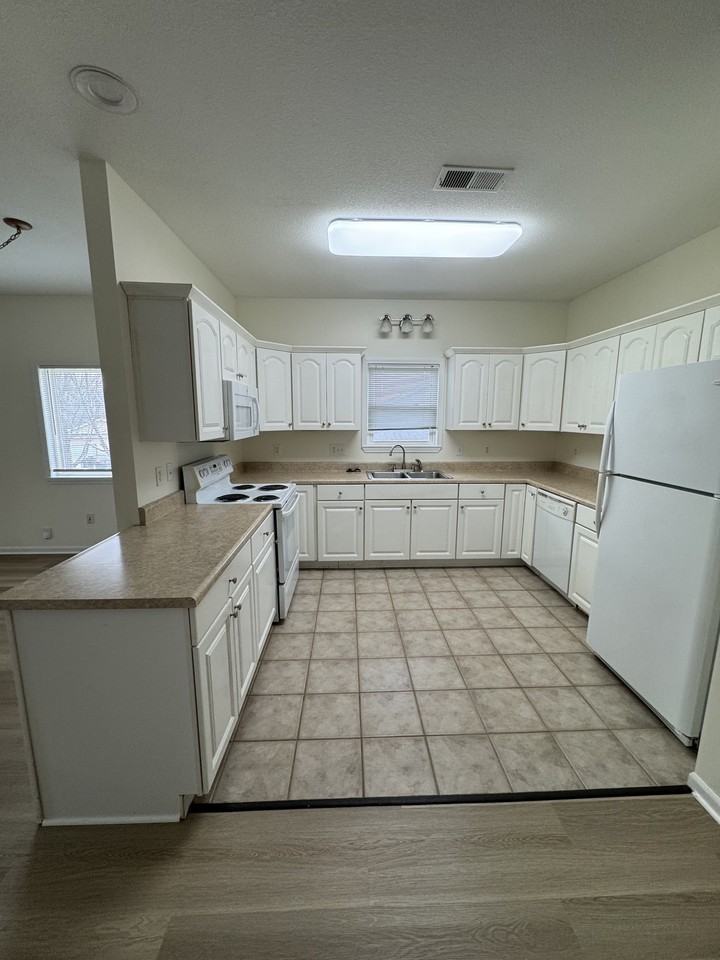 302 Reagan Dr - Photo 3 of 8