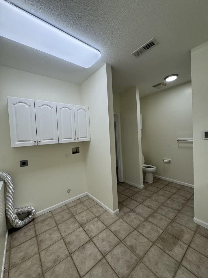 302 Reagan Dr - Photo 5 of 8