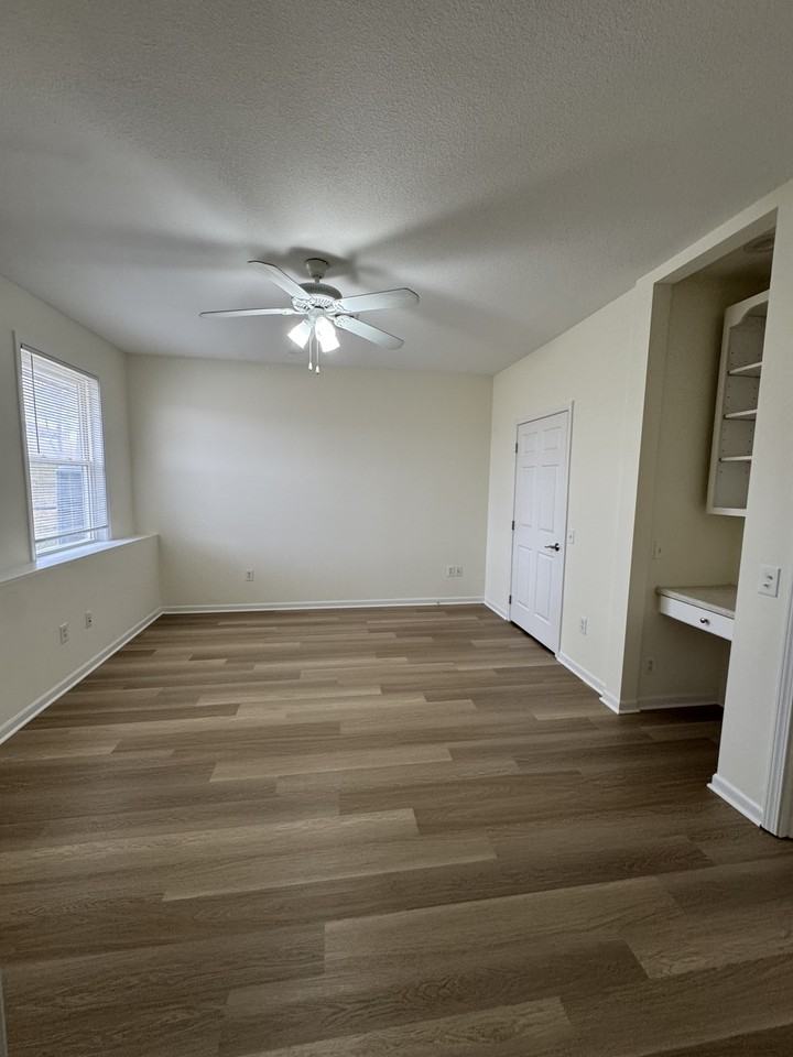 302 Reagan Dr - Photo 6 of 8