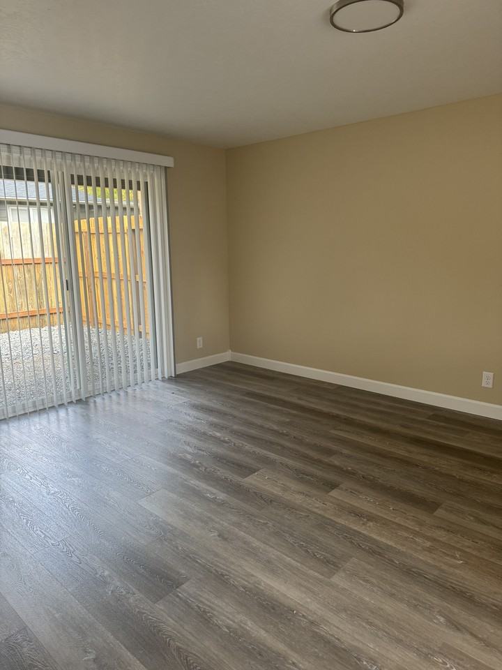 2377 Carolyn Ct #2R1 - Photo 3 of 10