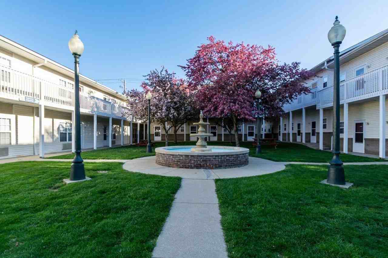 Amazing Apartments Downtown Bloomington - Photo 2 of 18