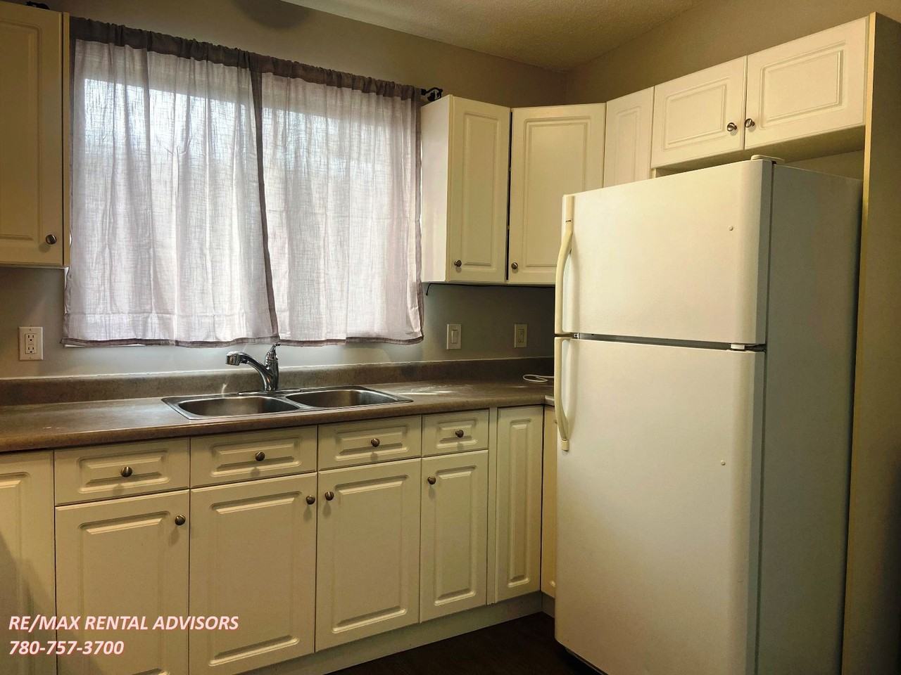 UPPER 8125 83 Avenue Northwest - Photo 4 of 16