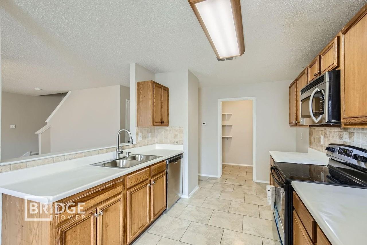 1433 Glenwick Dr - Photo 3 of 11