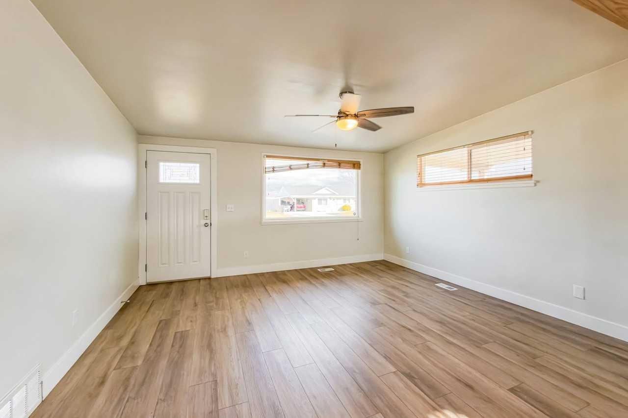 1993 W Champagne Ave - Photo 2 of 19