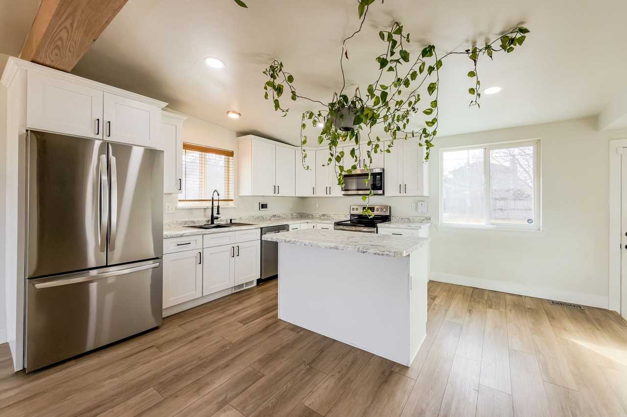 1993 W Champagne Ave - Photo 4 of 19