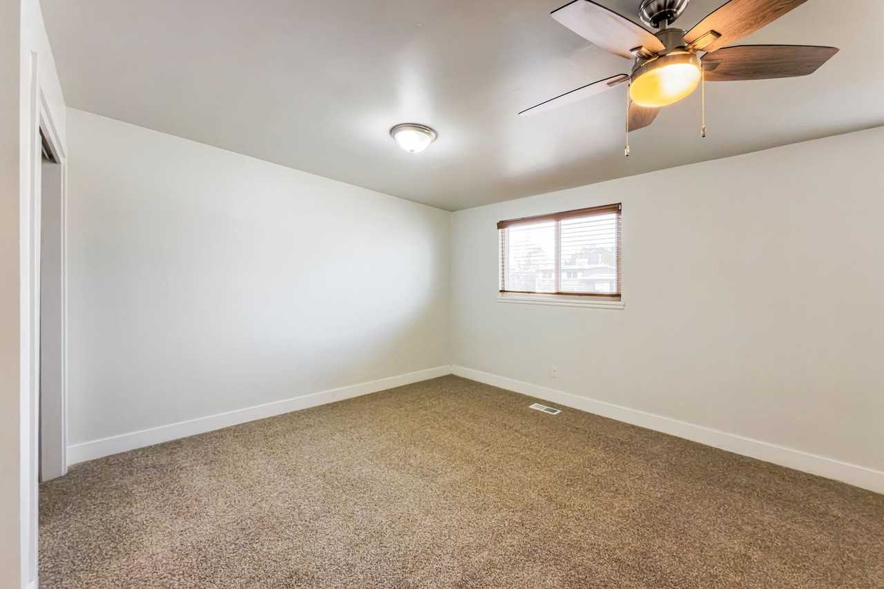 1993 W Champagne Ave - Photo 5 of 19