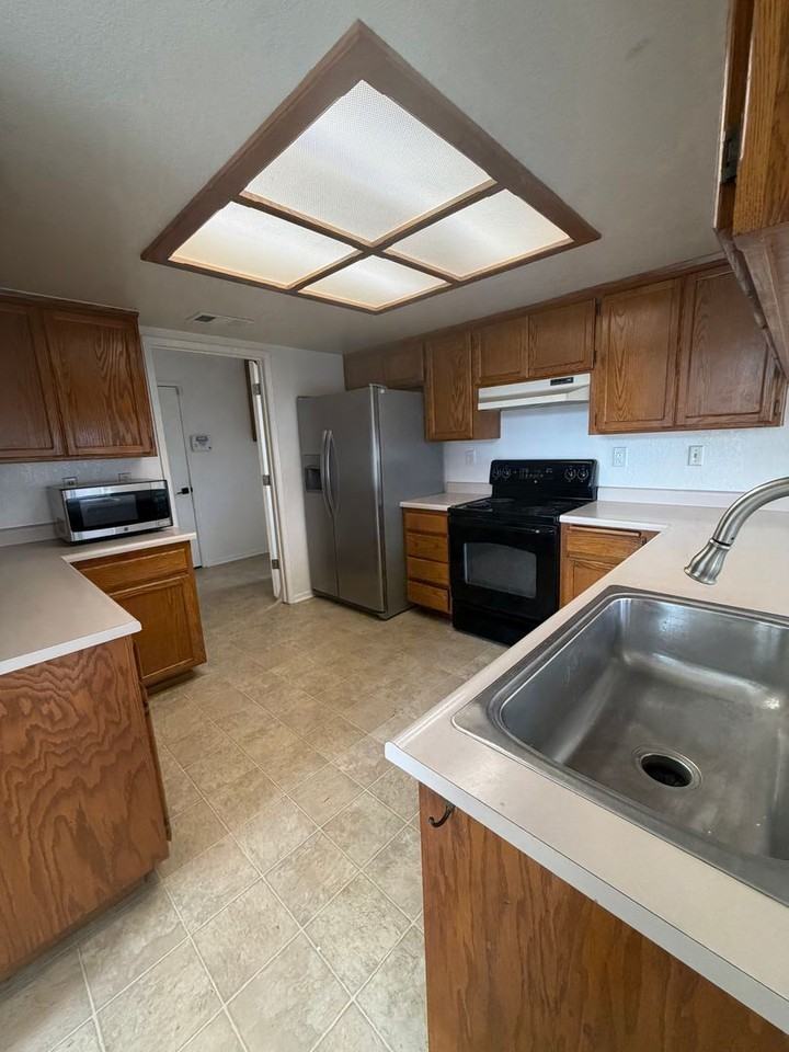 3827 Cambridge Rd - Photo 5 of 10