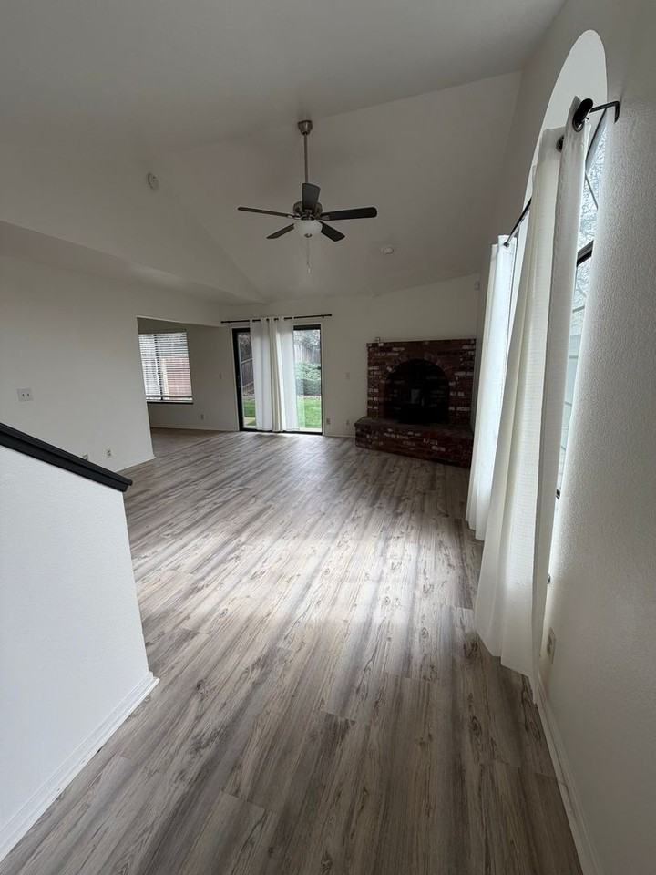 3827 Cambridge Rd - Photo 2 of 10