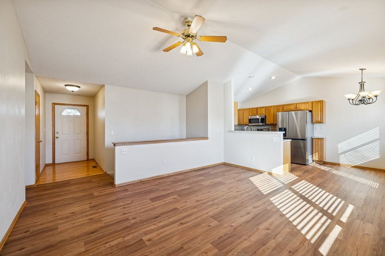 2554 Sw 19th St - Photo 3 of 28