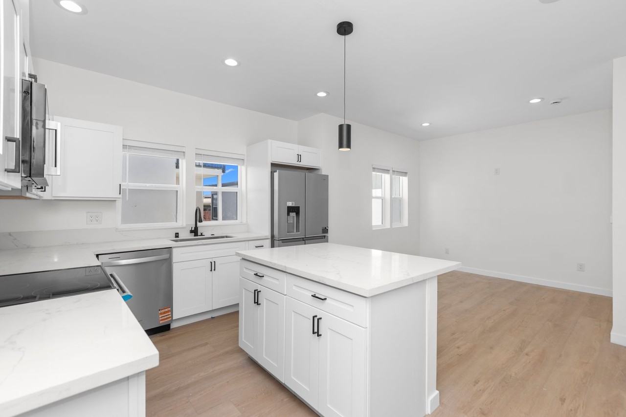 6413 Richard St - Photo 5 of 28