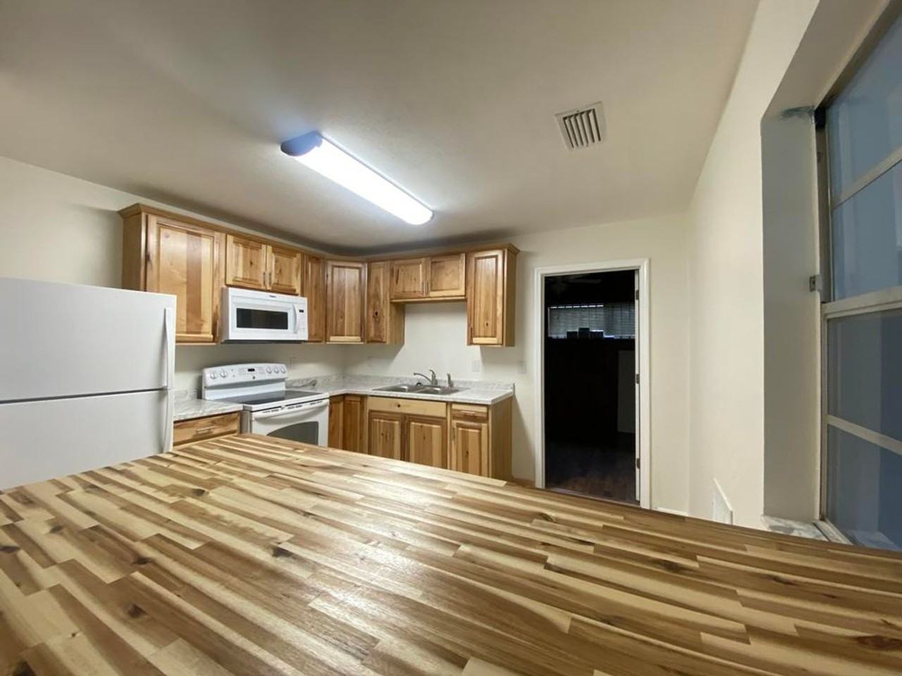 1584 Valencia Ave - Photo 7 of 24