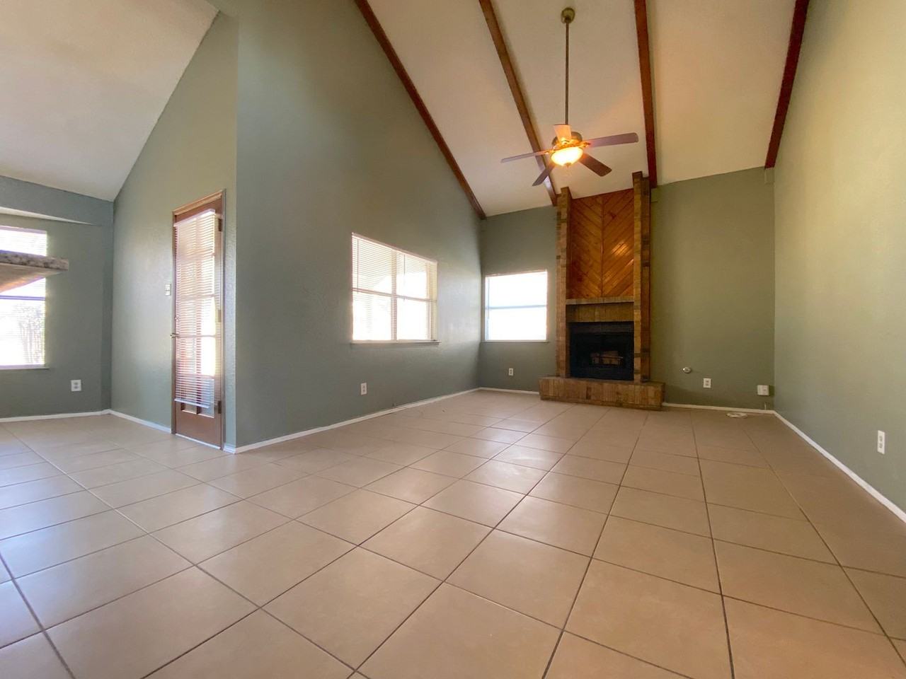 4713 Harvest Ln - Photo 4 of 17