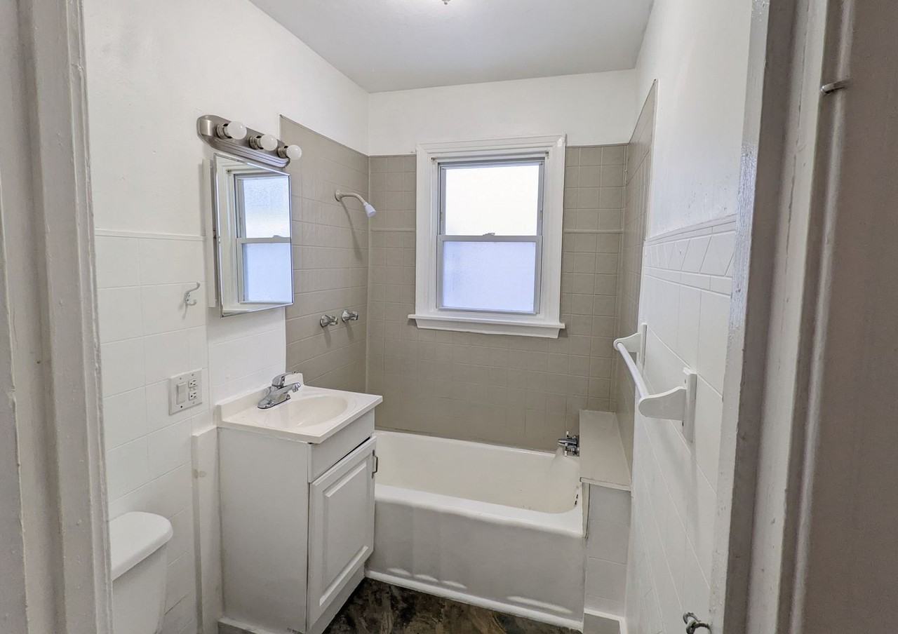 1969 Wood St - Photo 5 of 8