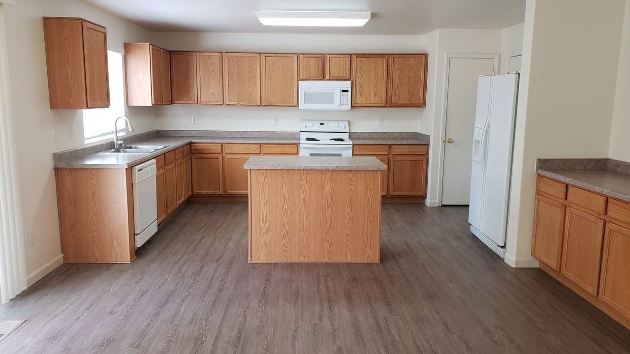 7440 Deveron Dr - Photo 6 of 24