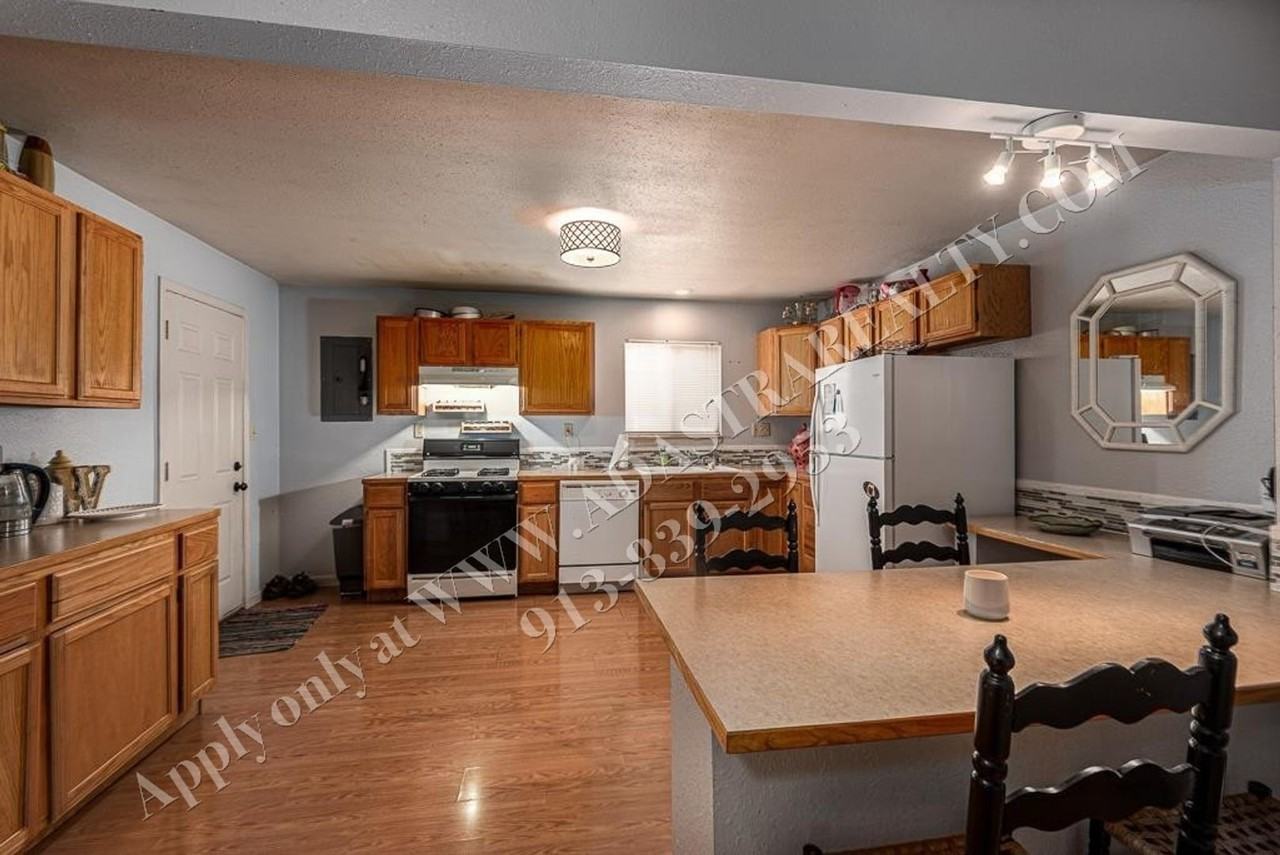 4906 Crest Dr - Photo 3 of 10