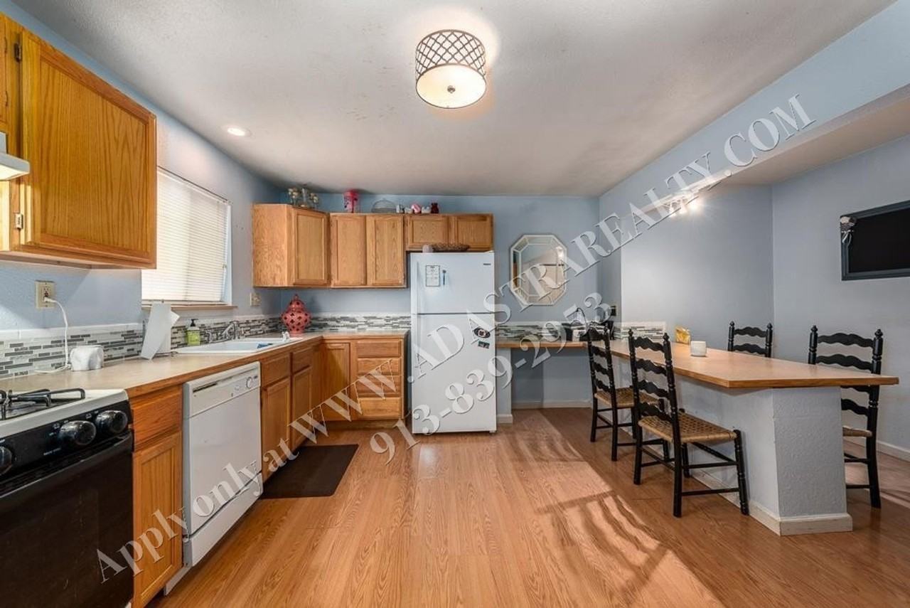 4906 Crest Dr - Photo 4 of 10