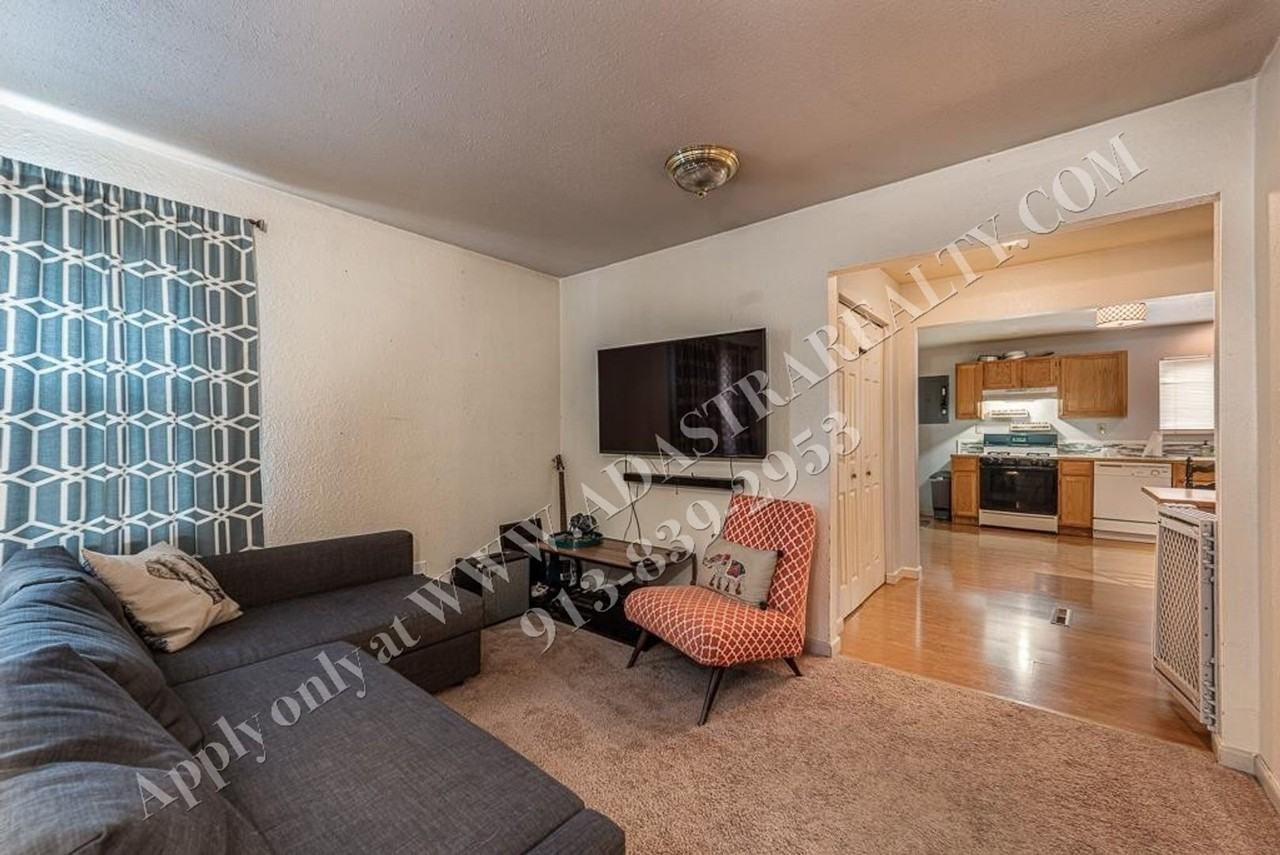 4906 Crest Dr - Photo 5 of 10