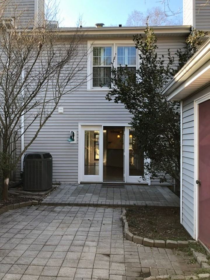 4925 Lurgan Pl - Photo 6 of 29