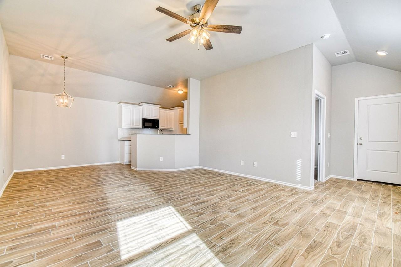 1005 Saint Cecil - Photo 5 of 33