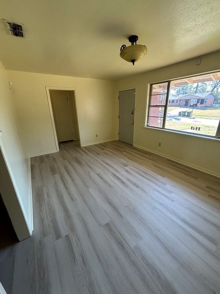 3942 Oakcrest St - Photo 2 of 11