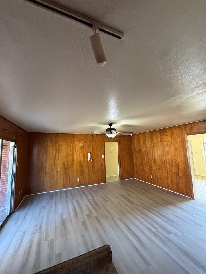 3942 Oakcrest St - Photo 4 of 11